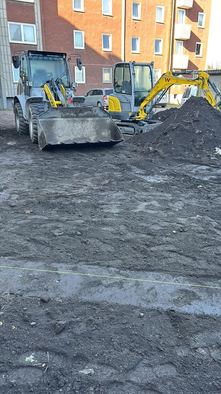 Mit schwerem Gerät beim Aushub